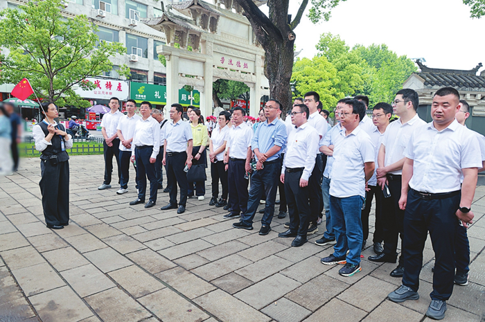 集团公司组织党员干部赴桐城六尺巷参观学习